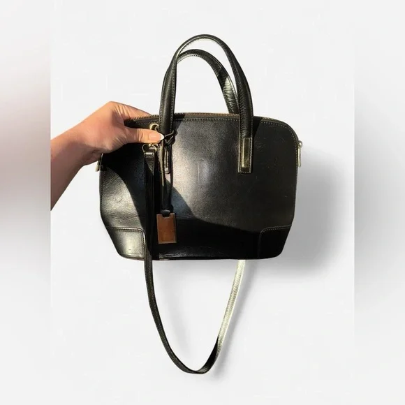 Vera Pelle Black 100% leather cross body bag with gold hardware and zip closure - Picture 4 of 8